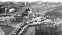 Строительство Берлинской стены у Бранденбургских ворот. Фото сделано 20 ноября 1961 года.