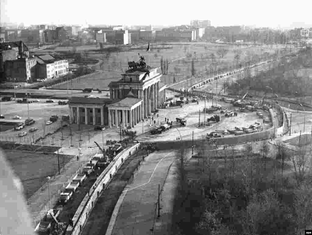 Берлин деворининг Бранденбург дарвозаси ëнидаги қисмининг қурилиши. Сурат 1961 йил 20 ноябрда олинган. 