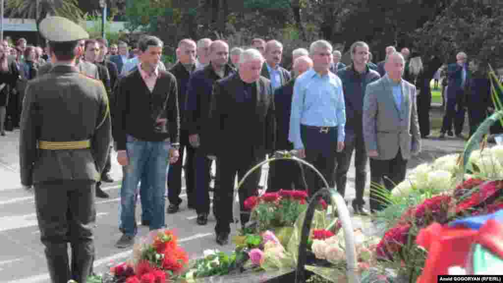 Абхазия. Сухуми. 21-я годовщина Победы в Отечественной войне народа 1992-93 гг. Отдать дань памяти погибшим воинам в Парк Славы пришли недавно избранный глава республики Рауль Хаджимба и вице-президент Виталий Габния, члены правительства и парламента, ветераны войны, общественные деятели, многочисленные граждане, школьники. 30 сентября 2014 