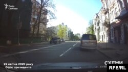 Це ж авто журналісти зафіксували й наступного тижня, коли воно виїжджало з ОП