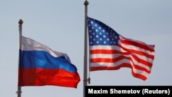 Flamuri i SHBA-së dhe ai i Rusisë.