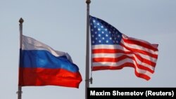 Drapelele naționale ale Rusiei și Statelor Unite