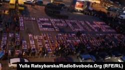 Cвітлинами загиблих учасників Революції Гідності й тисячею запалених лампадок виклали напис «Герої не вмирають»