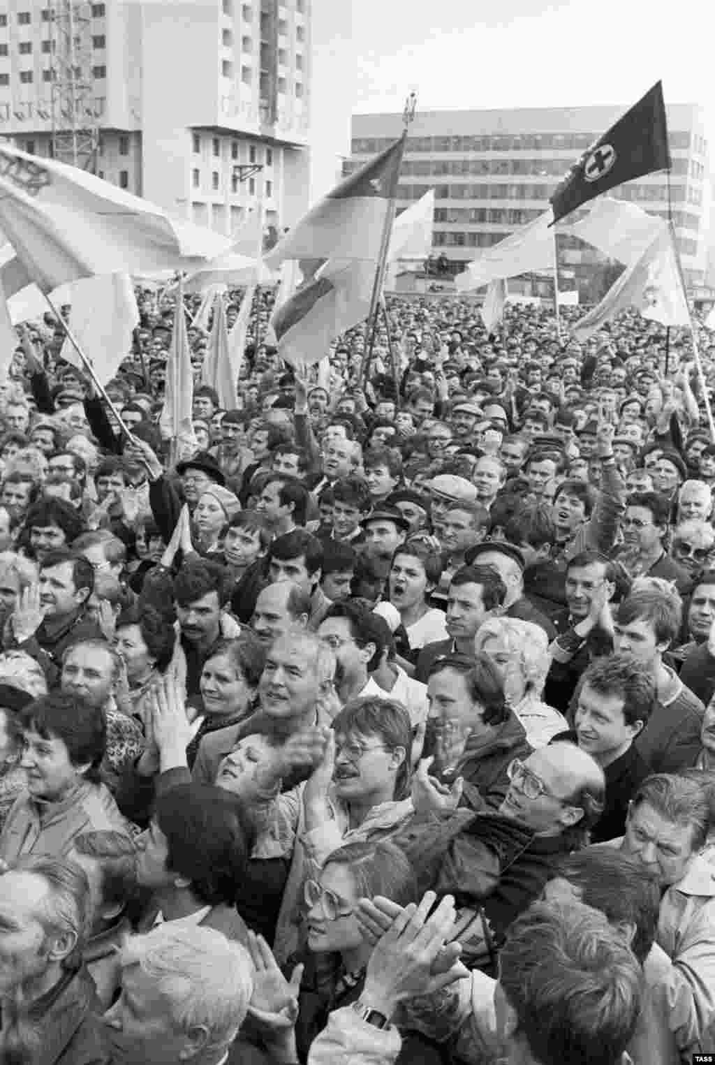 Protestatari adunaţi la Kiev la un miting al Mişcării Populare Ucrainene pentru Perestroika (RUKH) pe 23 octombrie 1989 în sprijinul renaşterii naţionale şi independenţei.