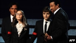 Dvoje najstarije djece Michael Jacksona popelo sa na pozornicu kako bi primilo Grammyja koji je njihovom prerano umrlom ocu dodijeljen za životno djelo.