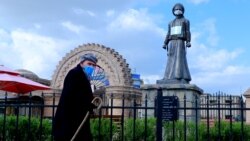 Në Irak, një burrë i veshur me një maskë mbrojtëse si masë për të parandaluar infeksionin nga koronvirusi.