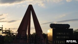 Moldova - Soviet monuments in Chisinau, 22Apr2010