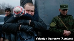 Освобожденный украинский военный во время обмена пленными. Донецкая область, 27 декабря 2017 года