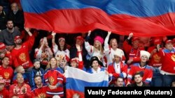 Россиялик хоккей ишқибозлари.