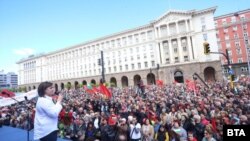 Корнелия Нинова говори по време на митинга на 1 май в центъра на София.