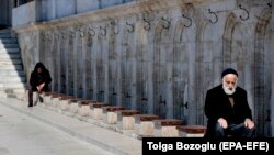 Турција- верници чекаат пред затворена џамија за време на петочната молитва