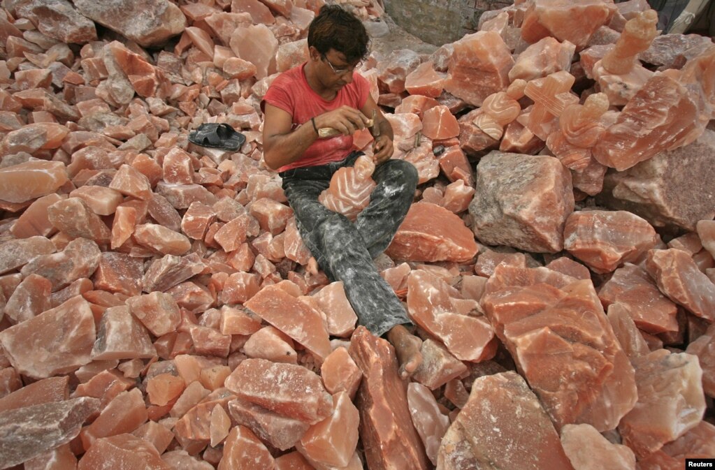 Một người ở Lahore áp dụng các chạm cuối cùng vào tác phẩm điêu khắc làm từ muối đá. & Nbsp;