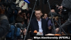 Russian opposition leader Aleksei Navalny speaks to journalists after a meeting of the Kirov city court, which postponed the hearing for a week on charges of embezzlement on April 17.