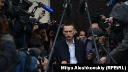Оппозиционер Алексей Навальный проводит брифинг с журналистами по суду. 17 апреля 2013 года.