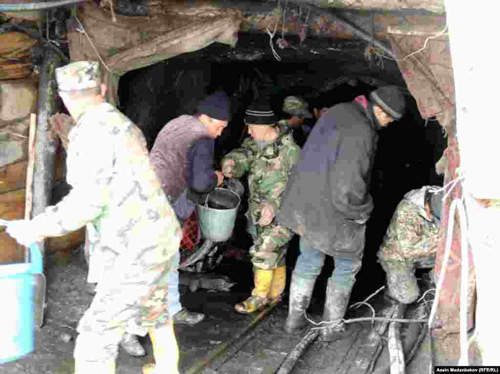 По словам Талгата Мукалаева, оставшиеся под завалом шахтеры - местные жители. Для их спасения у предприятия "Кумтор" был запрошен специальный насос для откачки воды. 