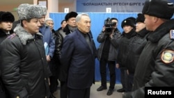 Президент Казахстана Нурсултан Назарбаев слушает полицейских после прибытия в Жанаозен спустя несколько дней после кровавых событий. 22 декабря 2011 года.