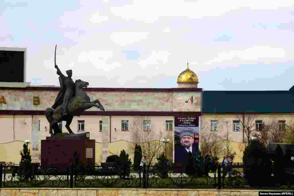 Но пока что в Чечне строятся мечети, а за любое сомнение в верности президенту «наказывают» не только того, кто публично выразил свое несогласие, но и его семью и родных.