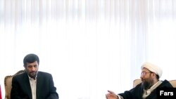آیت الله صادق لاریجانی (راست) رییس قوه قضاییه و محمود احمدی نژاد، رییس جمهور اسلامی، در یکی از نشست های سران سه قوه