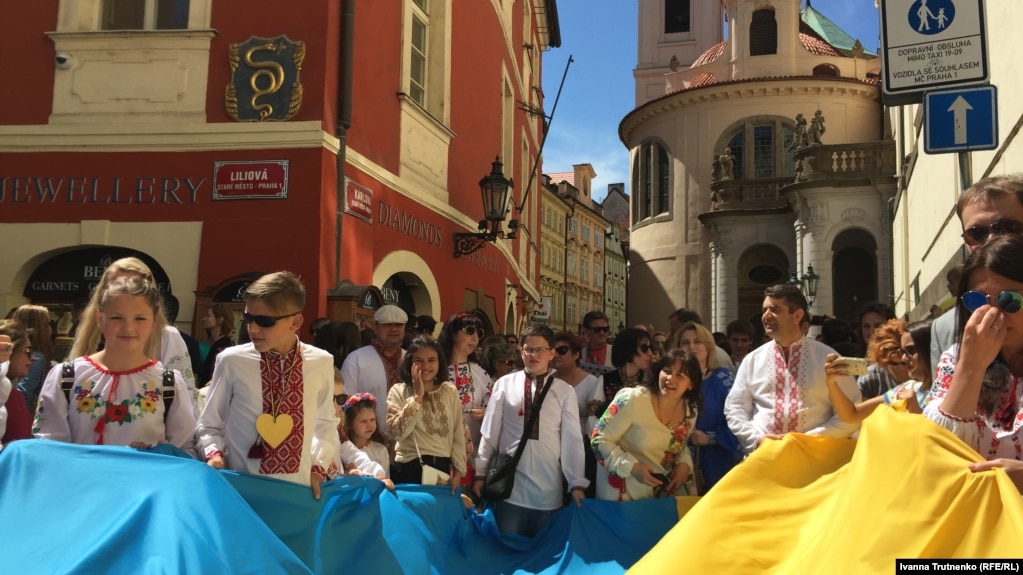 Участники марша украинцев в вышиванках, Прага, 20 мая 2018 года