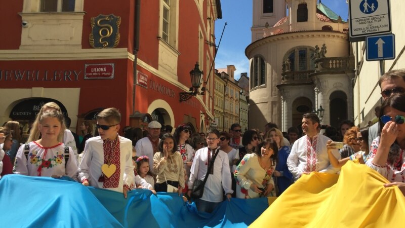 В Праге прошел марш украинцев в вышиванках (+ видео)