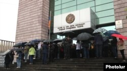 Арманистон. Бош вазир Никол Пашинян тарафдорлари суд биноси эшигини тўсиб қўйди. 2019, 20 май.