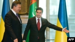 Түркіменстан президенті Гурбангулы Бердімұхамедов (оң жақта) Украина президенті Виктор Януковичті қарсы алды. Ашғабат, 12 қыркүйек 2011 жыл.