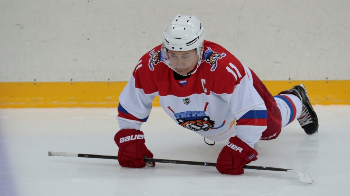 Исчезающие шайбы и коварный ковер: Путин играет в хоккей