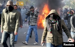 Активисты Курдской рабочей партии во время столкновений с полицией на юго-востоке Турции. Декабрь 2015 года