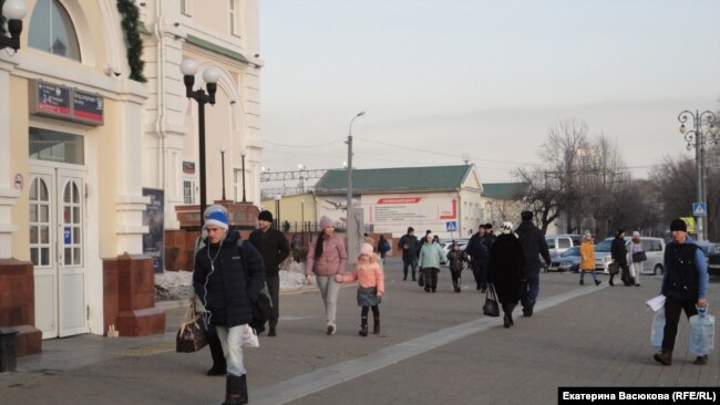 Na glavnoj željezničkoj stanici u Habarovsku mnogi su mještani mogli biti viđeni bez zaštitnih maski.