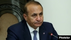 Armenia - Prime Minister Hovik Abrahamian chairs a cabinet meeting in Yerevan, 16Jun2016.