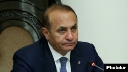 Armenia - Prime Minister Hovik Abrahamian chairs a cabinet meeting in Yerevan, 16Jun2016.