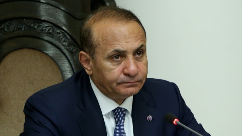 Ermenistanyň ozalky premýer-ministriniň dogany bikanun ýarag edinmekde aýyplanýar