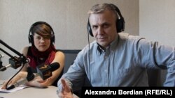 Jurnalista Europa Liberă Liliana Barbăroșie și analistul politic Igor Boțan