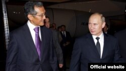 У трапа самолета в Международном аэропорту «Манас» Владимира Путина встретил gервый вице-премьер КР Джоомарт Оторбаев.