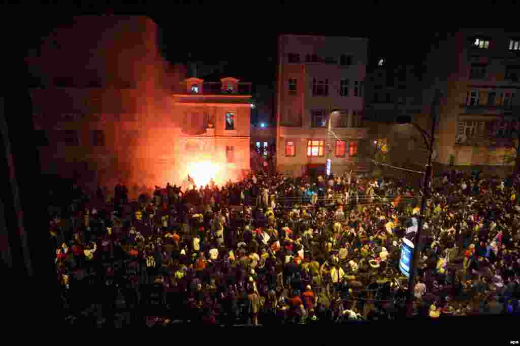 Протестующие подожгли здания посольств Хорватии и США в Белграде. 21 февраля 2008