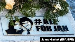 Журналіст Ян Куціяк і його наречена Мартіна Кушнірова були знайдені вбитими в помешканні в селі Велька-Мача через кілька днів після вбивства – 25 лютого 2018 року