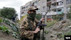 Проросійський бойовик у місті Фрунзе Луганської області. Жовтень 2015 року