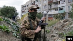 Проросійський бойовик у місті Фрунзе Луганської області. Жовтень 2015 року
