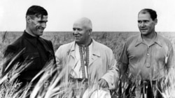 Перший секретар Комуністичної партії Радянського Союзу Микита Хрущов (ц) в українській вишиванці на полі в Костанайській області, 28 липня 1956 році