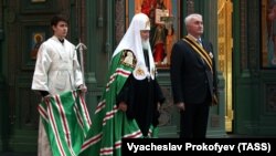 Андрей Картаполов (крайний справа) во время получения ордена Святого Дмитрия Донского Русской православной церкви, Москва, 13 июня 2021 года