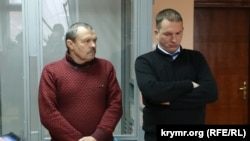 Василий Ганыш и его адвокат Андрей Руденко слушают приговор, 19 ноября 2018 года