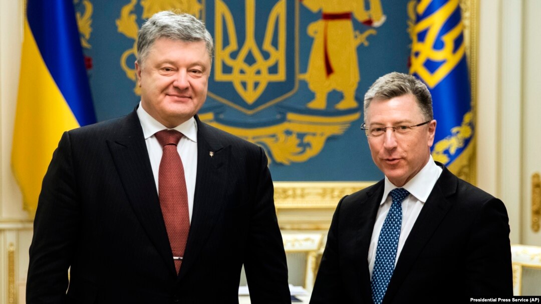 Ukrainian President Petro Poroshenko (left) with Kurt Volker in Kyiv on January 23.