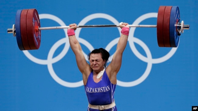 Казахстанская тяжелоатлетка Светлана Подобедова на выступлении во время Олимпиады в Лондоне. Август 2012 года. После перепроверки допинг-проб Подобедова вынуждена была вернуть золотую медаль Игр.