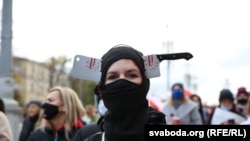 Участница акции протеста в Минске, 31 октября 2020 года