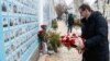 Голова польського уряду Матеуш Моравецький покладає квіти до Стіни пам’яті українських воїнів, Київ, 1 лютого 2022 року