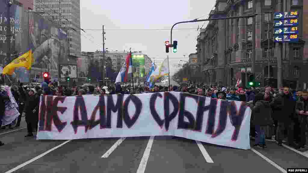 Tokom protestne šetnje okupljeni su uzvikivali parole &bdquo;Nećemo migrante&ldquo;, &bdquo;Srbija Srbima&ldquo;, &bdquo;Migrantima ograda, građanima sloboda&ldquo;