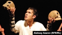 Актер из Ташкента Сардор Маннонов в моноспектакле "Искандер". Алматы, 21 октября 2012 года. 