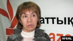 Шолпан Аблязова, двоюродная сестра Мухтара Аблязова в Бюро радио Азаттык. Алматы, апрель 2009 года.