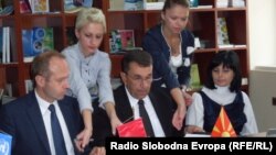 Градоначалникот на општина Ресен Михаил Волкановски и претставници на швајцарската агенција за развој потпишуваат договор за финансиска поддршка за заштита на Преспанско Езеро.