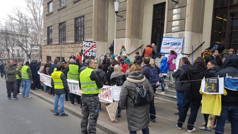 Zaduženi u ’švajcarcima’ nastavljaju protest ispred suda